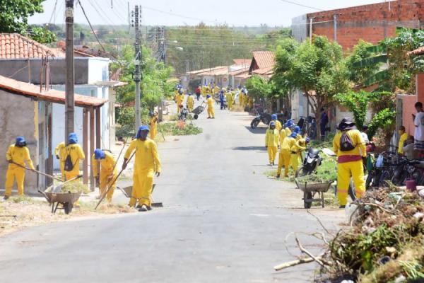 Mutirão "Floriano Limpa" continua com serviços de limpeza em ruas da cidade