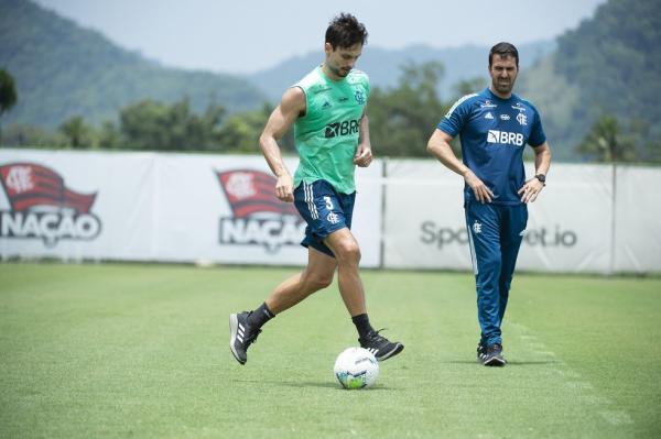 Flamengo tem melhores números com Rodrigo Caio, esperança de solidez defensiva