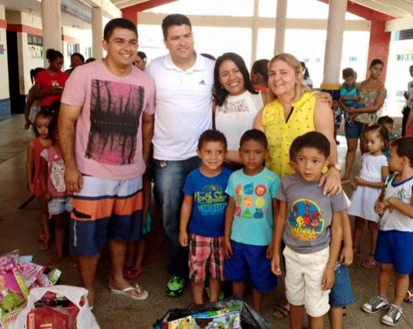 Empres&aacute;rio realiza distribui&ccedil;&atilde;o de brinquedos arrecadados em jogo beneficente.(Imagem:Reprodu&ccedil;&atilde;o/Facebook)