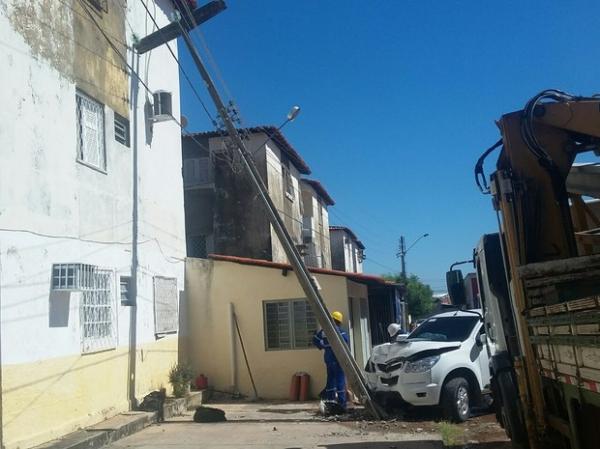 Motorista embriagado perde controle e derruba poste de energia na capital