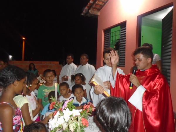 Crian&ccedil;as e jovens recebem sacramento da primeira Eucaristia em Floriano.(Imagem:FlorianoNews)