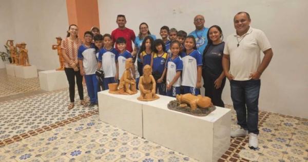 Alunos do Sesc de Parnaíba visitam exposição no Sesc Caixeiral
