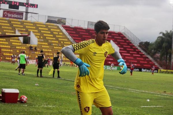 Goleiro do Sport é vitima de gritos homofóbicos na Copa São Paulo e árbitro relata em súmula