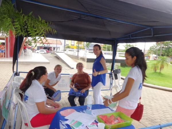 Acad&ecirc;micos realizam a&ccedil;&atilde;o social no centro de Floriano.(Imagem:FlorianoNews)