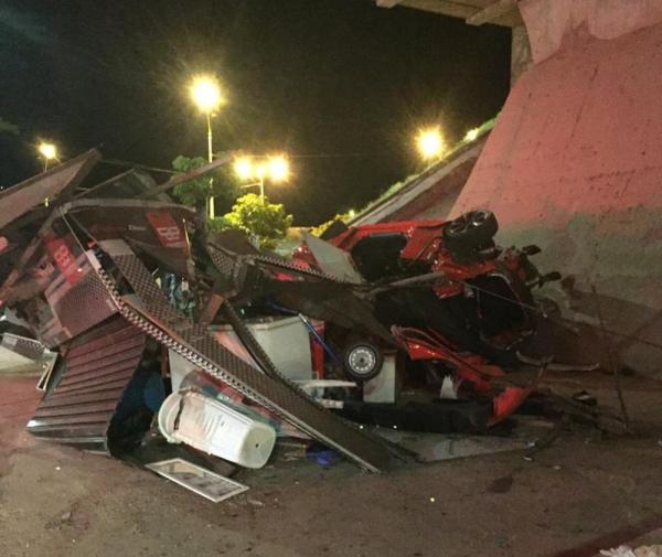 Homem morre após colisão de carro com banca de revistas sob a Ponte Estaiada em Teresina