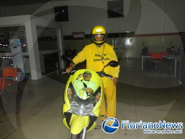 Rep&oacute;rter Amarelinho recebeu nova moto personalizada da Cajueiro Motos.(Imagem:FlorianoNews)