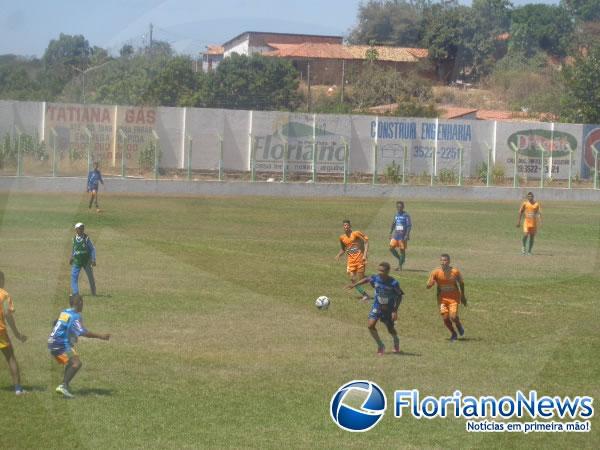 Olheiro do Bahia faz avalia&ccedil;&atilde;o de jovens atletas florianenses.(Imagem:FlorianoNews)