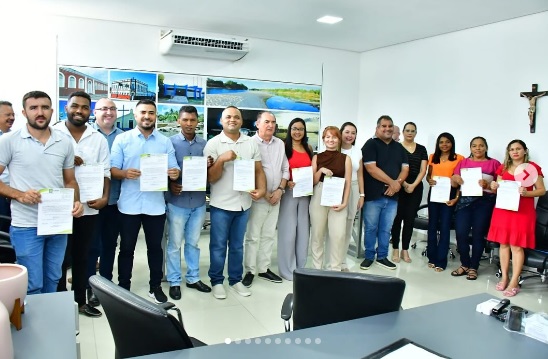 Prefeito Antônio Reis dá posse a 10 novos servidores em solenidade oficial