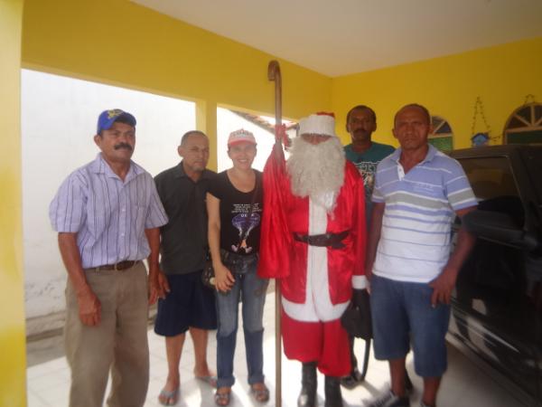 Papai Noel promoveu manhã de alegria com distribuição de bombons em Floriano
