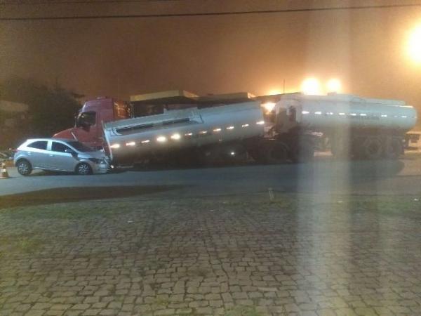 Caminh&atilde;o descarrila sobre autom&oacute;vel e provoca interdi&ccedil;&atilde;o de via em Floriano.(Imagem:FlorianoNews)