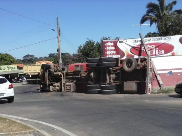 Carro-pipa tomba e quase atinge padaria na Zona Leste de Teresina
