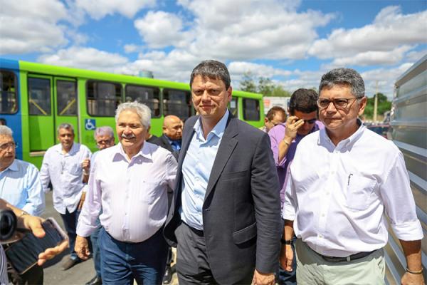 Ministro da Infraestrutura visita Teresina e assina ordem de serviço para obra