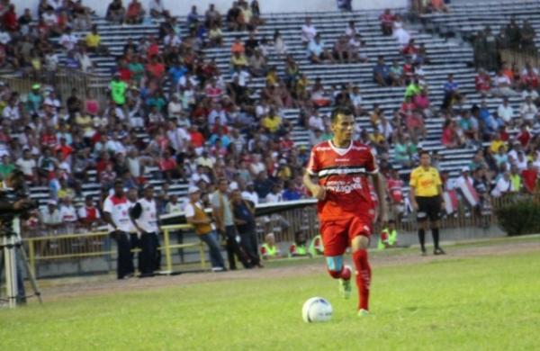 Tote, lateral-direito do River-PI n&atilde;o desfalcou time em nenhum jogo.(Imagem:Emanuele Madeira/GloboEsporte.com)