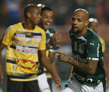 Com pênalti dado pelo VAR, Palmeiras goleia e vai à semifinal