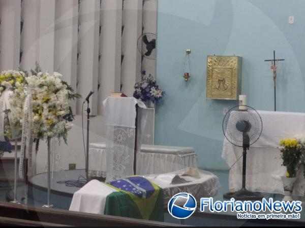 Paroquianos acompanham vel&oacute;rio de Frei Vicente Cardone.(Imagem:FlorianoNews)