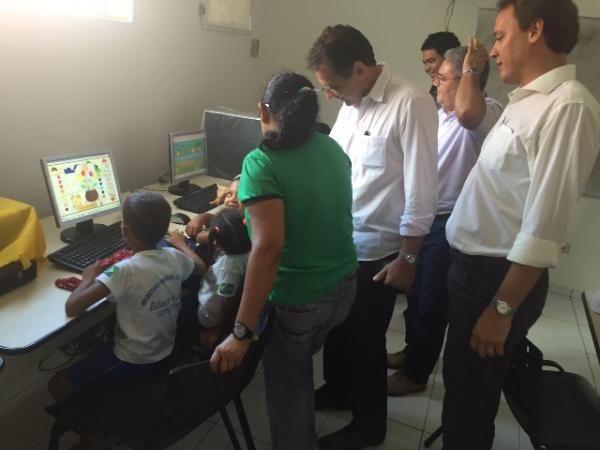 Prefeito visita escola rural onde sera implantado o M&eacute;todo de Ensino em Tempo Integral.(Imagem:Secom)