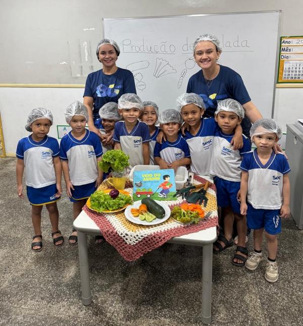 Alunos do Centro Educacional de Parnaíba participam de aula de preparação e degustação de salada.(Imagem:Divulgação)