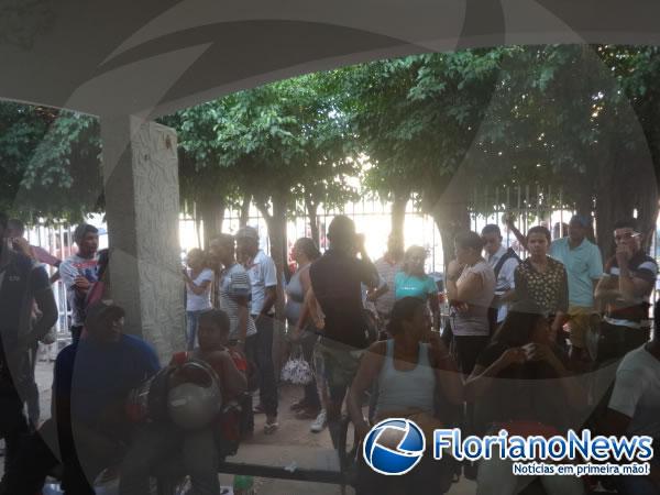 [10:29:19] Elizangela  Arrais: Eleitores pendentes lotaram cart&oacute;rio de Floriano no &uacute;ltimo dia para alistamento.(Imagem:FlorianoNews)
