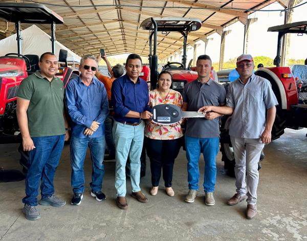 Dr. Francisco entrega tratores e colmeias para fortalecer agricultura familiar no Piauí