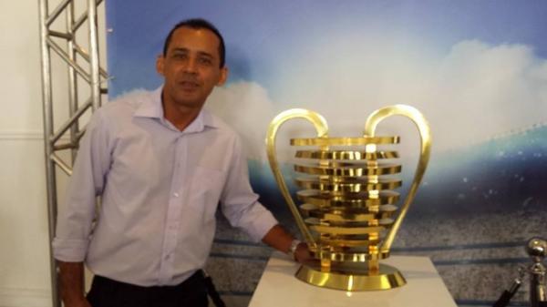 Jacob Júnior visita taça do Nordestão e posta foto confiante no título do Piauí