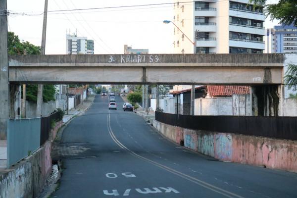 Homem se distrai e cai cerca de 20 metros de viaduto na Zona Sul de Teresina