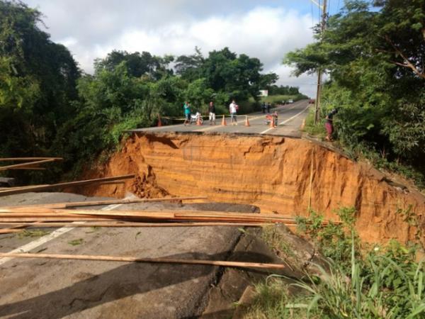 Corpo de Bombeiros resgata fam&iacute;lias atingidas por rompimento de bueiro na BR-343.(Imagem:Cidadeverde.com)