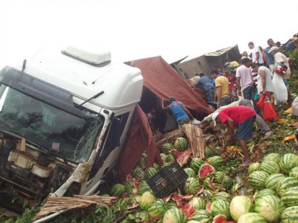 Populares saqueam mercadoria de carreta no Piau&iacute;.(Imagem:Fernando Ara&uacute;jo)