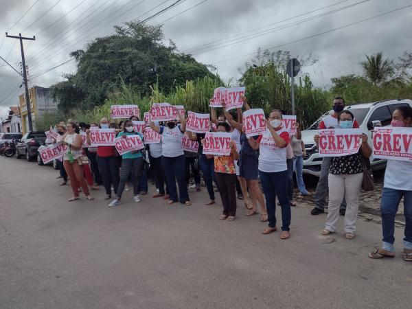 Professores em greve fazem manifestação durante visita do governador à Floriano