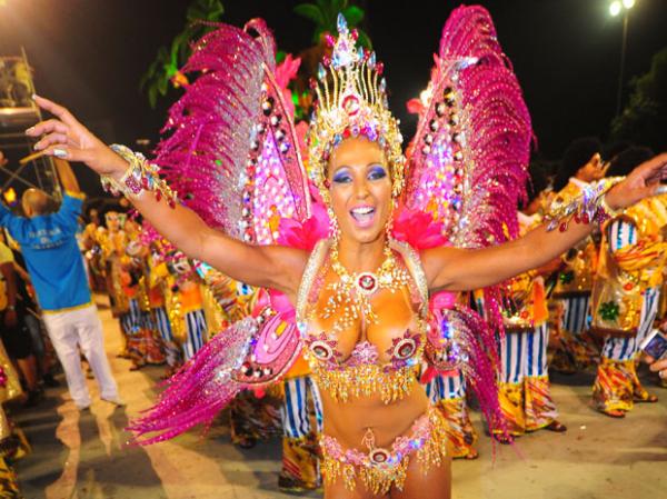 Valesca Popozuda passa mal e tira parte da fantasia