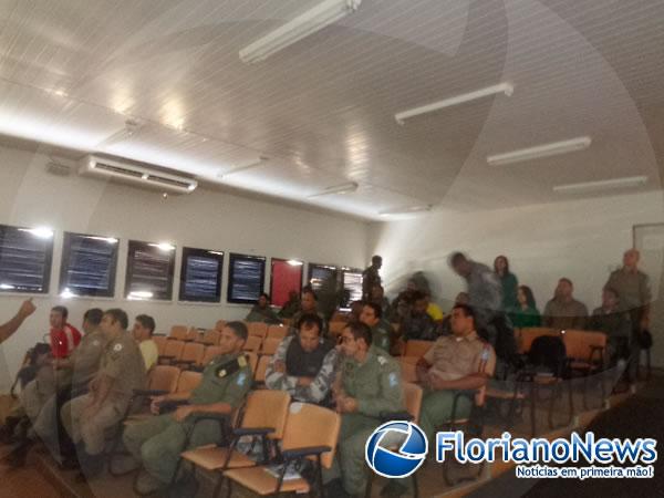 Policiais participam de palestra sobre atividade f&iacute;sica e qualidade de vida.(Imagem:FlorianoNews)