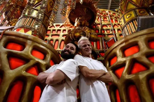 Rio de Janeiro (RJ), 31/01/2025 - Lucas Milato e Alexandre Louzada, carnavalescos da Unidos de Padre Miguel, no barrac&atilde;o da escola.(Imagem:T&acirc;nia R&ecirc;go/Ag&ecirc;ncia Brasil)