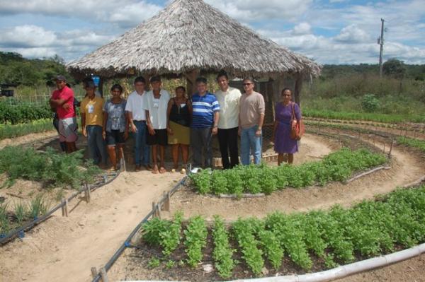 Prefeito de Floriano visita fam&iacute;lias beneficiadas pelo Projeto PAIS no povoado Alegre.(Imagem:Secom)