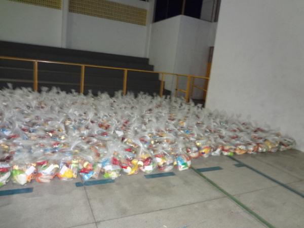 Fam&iacute;lias s&atilde;o beneficiadas com cestas b&aacute;sicas.(Imagem:FlorianoNews)