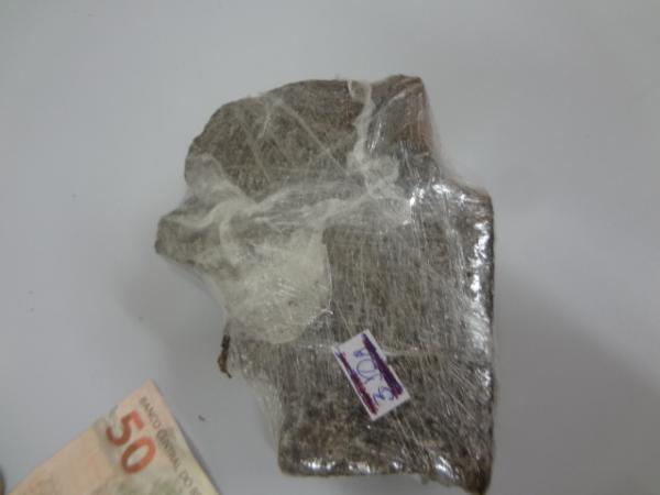 Pol&iacute;cia Civil cumpre mandados de pris&atilde;o e apreende arma, drogas e dinheiro em Floriano.(Imagem:FlorianoNews)