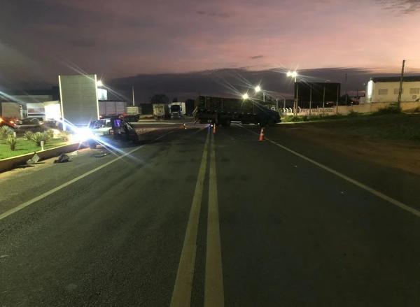  Colis&atilde;o entre caminh&atilde;o e carro deixa dois feridos na BR-230, em Oeiras.(Imagem:Divulga&ccedil;&atilde;o /PRF-PI )