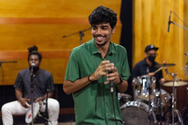El Pavuna põe bolero de João Bosco e Abel Silva na roda de samba