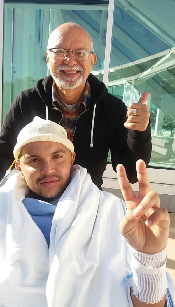 Tom&eacute; o pai em foto tirada em mar&ccedil;o de 2019, quando o rapaz deixou a UTI do Zuckerberg Hospital, na California, nos EUA.(Imagem: Divulga&ccedil;&atilde;o)