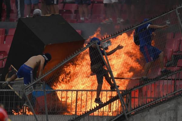 Torcedores da La U depredam est&aacute;dio Nacional de Chile durante partida contra o Inter(Imagem:Arquivo pessoal)