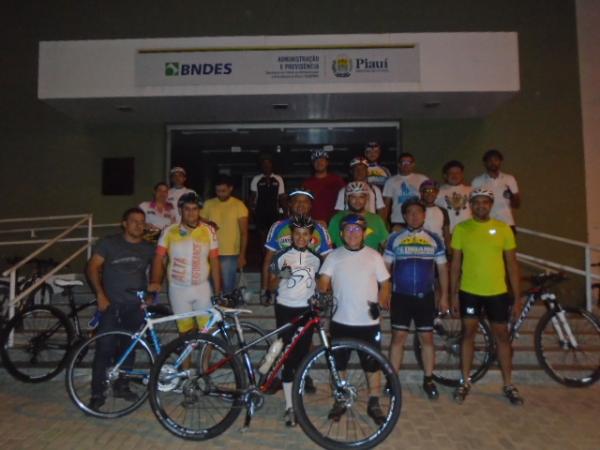 Durante pedal, amigos fazem homenagem a ciclista morto em acidente em Floriano