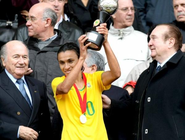 Com dois de Marta, Brasil vence Chile e fecha Sul-Americano invicto