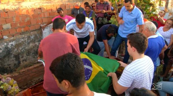 Corpo de estudante do Maranhão morto em Teresina é enterrado em Caxias
