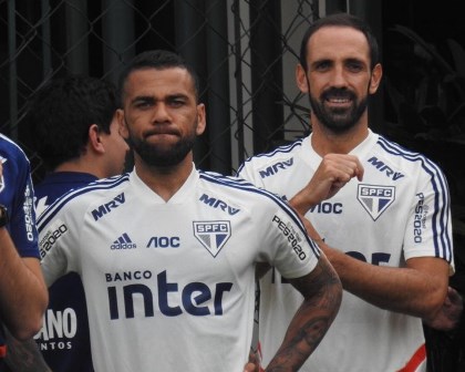 Daniel Alves e Juanfran são dúvidas no São Paulo para jogo contra o Cruzeiro