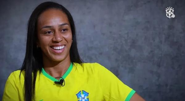 Adriana Silva, meia da sele&ccedil;&atilde;o brasileira.(Imagem:Reprodu&ccedil;&atilde;o/CBF TV)