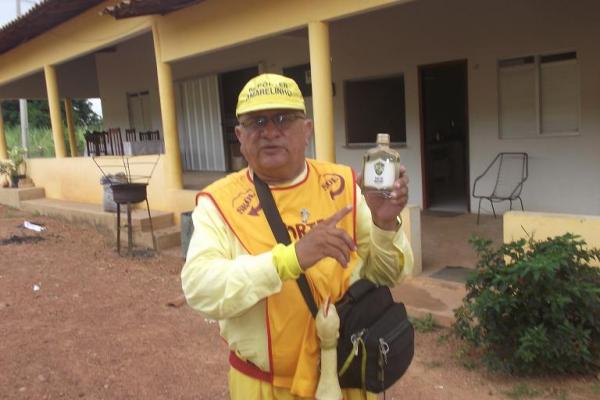 Repórter Amarelinho visita fábrica da cachaça Vale do Riachão