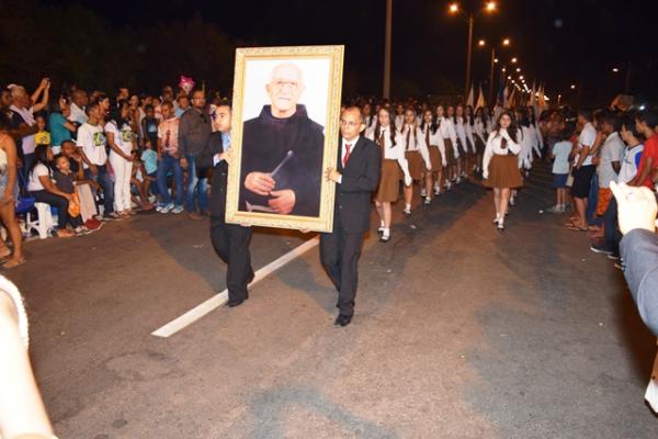 Recorde de p&uacute;blico prestigia desfile c&iacute;vico na Avenida Frei Ant&ocirc;nio Curcio.(Imagem:Waldemir Miranda)