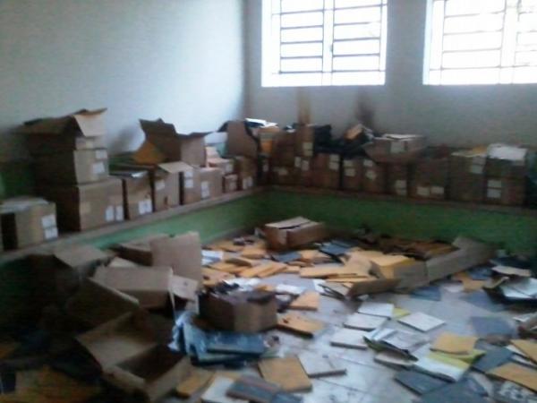 Livros e cadernos espalhados pelo ch&atilde;o.(Imagem:Divulga&ccedil;&atilde;o)