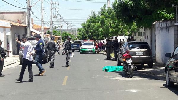 Suspeito de assalto é morto ao abordar pai e filho na porta de casa em Teresina
