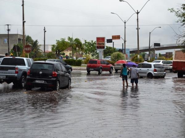 Chuva em Picos deixa ruas alagadas e vários bairros sem energia