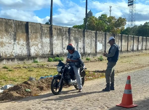 3&ordm; BPM realiza blitzs volantes em bairros de Floriano para refor&ccedil;ar seguran&ccedil;a e coibir infra&ccedil;&otilde;esv(Imagem:Divulga&ccedil;&atilde;o/PM)