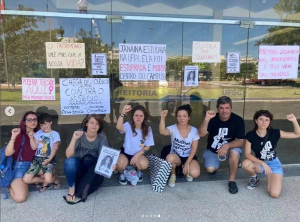  Ato na Universidade Federal de Santa Catarina (UFSC) e apoio ao caso de Jana&iacute;na Bezerra aluna estuprada e morta em sala na UFPI.(Imagem:Reprodu&ccedil;&atilde;o )
